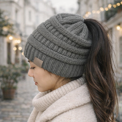 PonyTail Cozy Beanie™ – ポニーテールコージービーニー  伸縮性があり、スタイリッシュで暖かい（限定版）